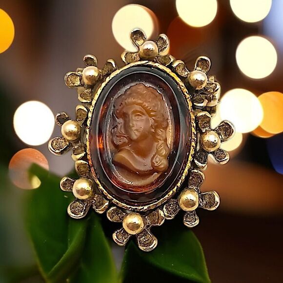 Root Beer Amber Glass Cameo Brooch Pin Antique Gold Tone MINI Carved Victorian - Picture 1 of 15